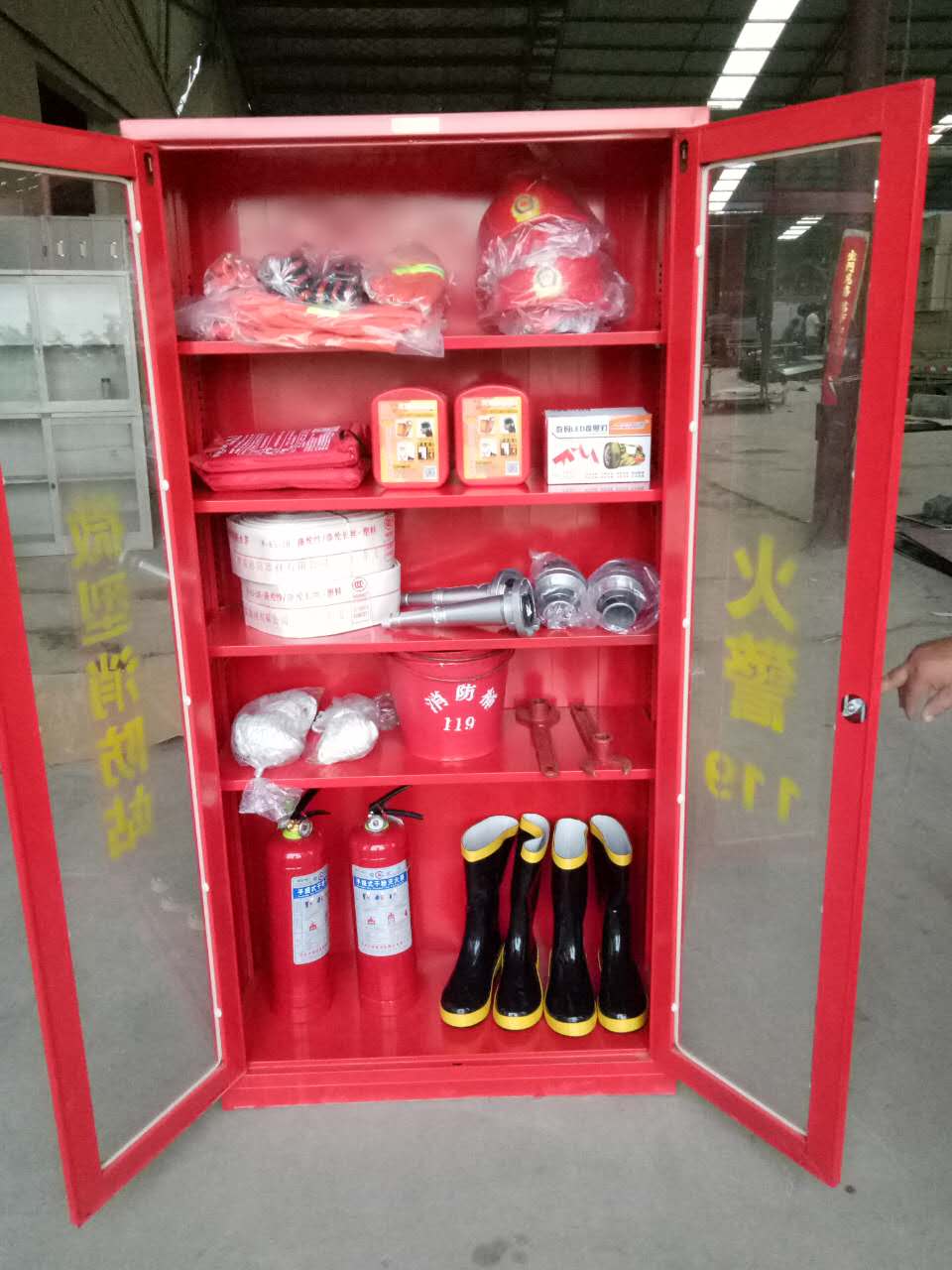 现场|查车棚、进楼道、验设施北京西城消防开展消防安全集中夜查(图1)